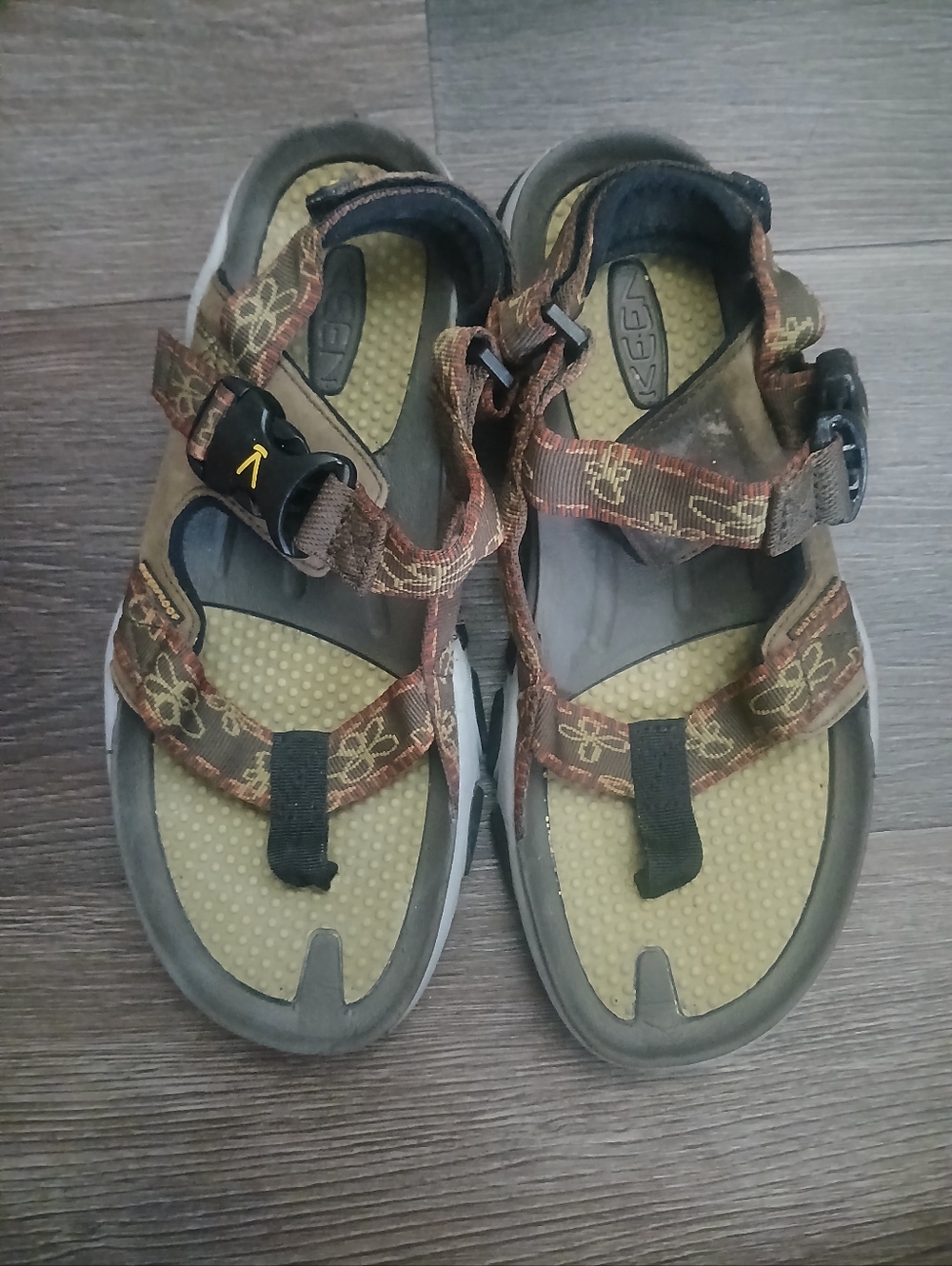 Keen open toe sandals Brown Green Floral slingback strap Buckle Closure Size 7.5